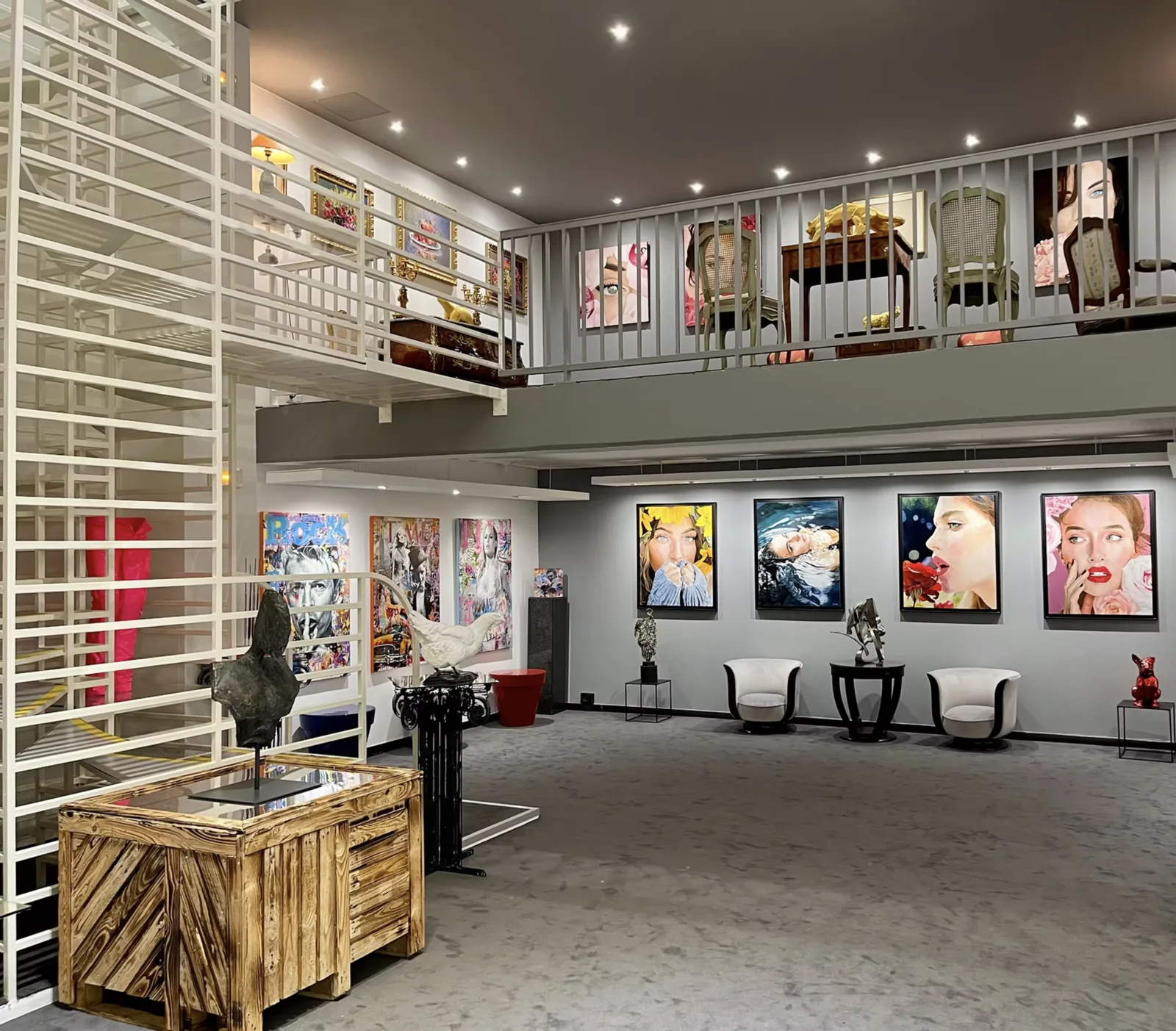 Mezzanine et salle d'exposition de la Galerie Leadouze
